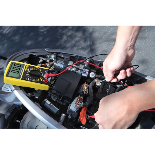 STANLEY STHT0-77364 digitale multimeter test voertuigbekabeling, geel apparaat, categorie fotografie.