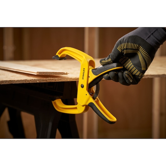 STANLEY STHT0-83200 snelklem in gebruik, geel en zwart, houtbewerking, zijaanzicht