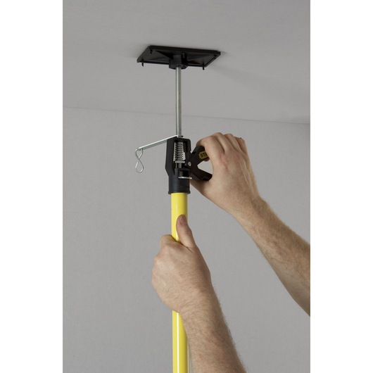 STANLEY STHT1-05932 telescopische gipsplaatsteunpaal wordt aangepast tegen het plafond.