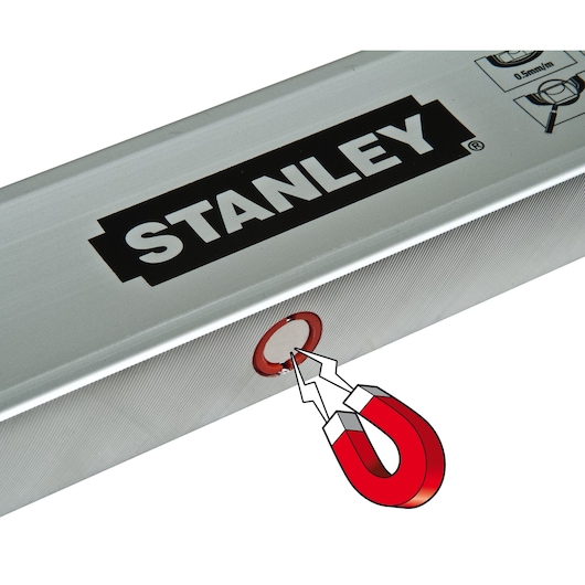 Foto van STANLEY STHT1-43111 waterpas met zichtbaar magnetische functie, zilverkleurige behuizing, close-up.