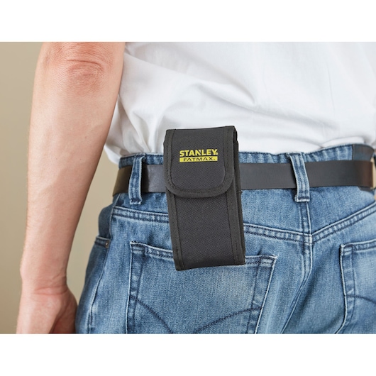 Étui à outils noir STANLEY STHT1-77140 fixé à une ceinture sur un jean, vue latérale rapprochée.