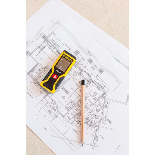 STANLEY STHT1-77409 télémètre laser avec crayon sur plan architectural, vue de dessus, produit de photographie.