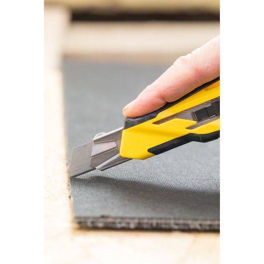STANLEY STHT10270-0 stanleymes snijdt zwart materiaal, close-up zijaanzicht.