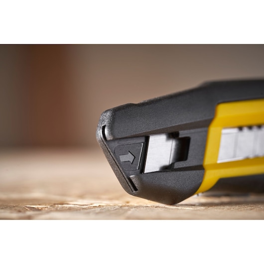 STANLEY STHT10500-0 stanleymes close-up met mes en geel-zwarte handgreep.