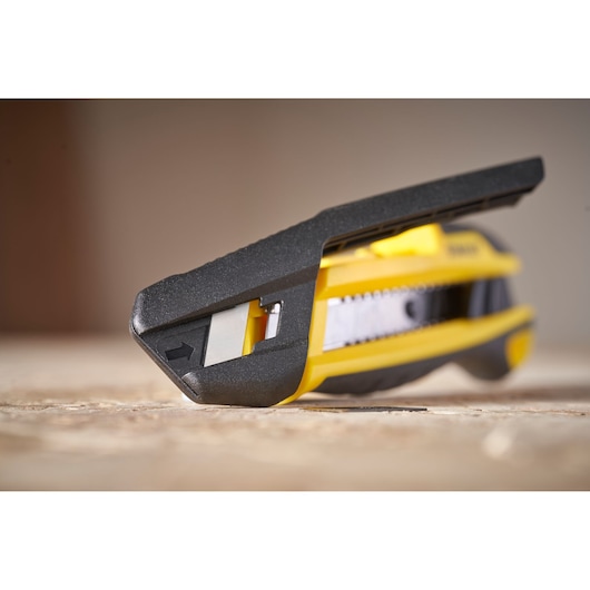 STANLEY STHT10501-0 hobbymes met geel-zwart handvat, zijaanzicht close-up op houten oppervlak.