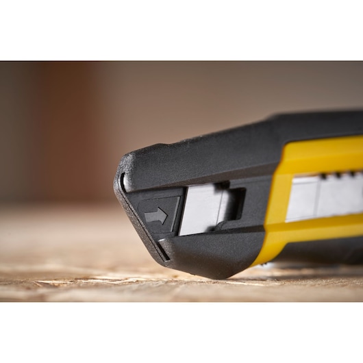 STANLEY STHT10501-0 hobbymes close-up, zwart-gele handgreep en mes-schuifknop zichtbaar.