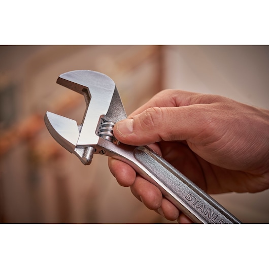 STANLEY STHT13156-0 verstelbare moersleutel in hand, close-up met metalen afwerking en bekverstelling.