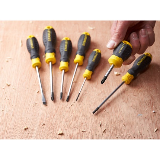 STANLEY STHT16154-0 schroevendraaierset met zwart-gele handgrepen op houten oppervlak, handmatige weergave.
