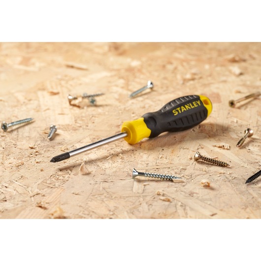 STANLEY STHT16155-0 Phillips-schroevendraaier met zwart-gele handgreep op hout met verspreide schroeven.