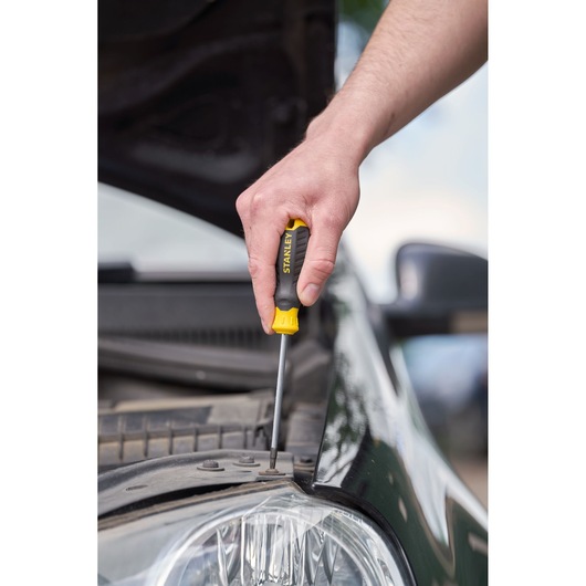 STANLEY STHT16179-0 schroevendraaier gebruikt bij auto, zwarte en gele ergonomische handgreep.