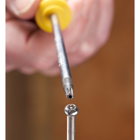 STANLEY STHT16179-0 precisieschroevendraaierpunt uitgelijnd met torx-schroef, close-up fotografie.