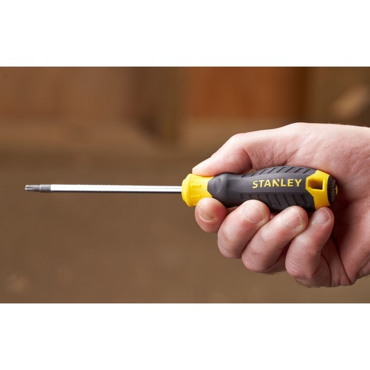 Stanley STHT16179-0 schroevendraaier met geel-zwart ergonomisch handvat, vastgehouden in een hand.