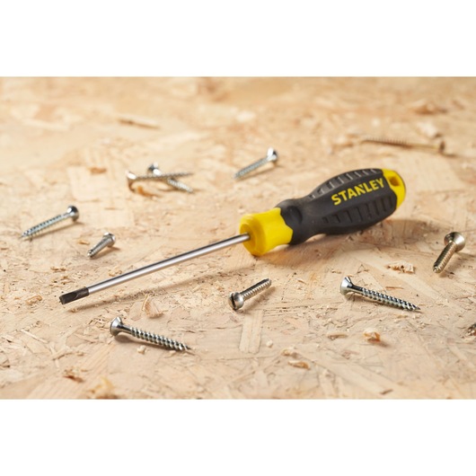 STANLEY STHT16195-0 tournevis noir et jaune sur surface en bois avec des vis métalliques, vue de face.