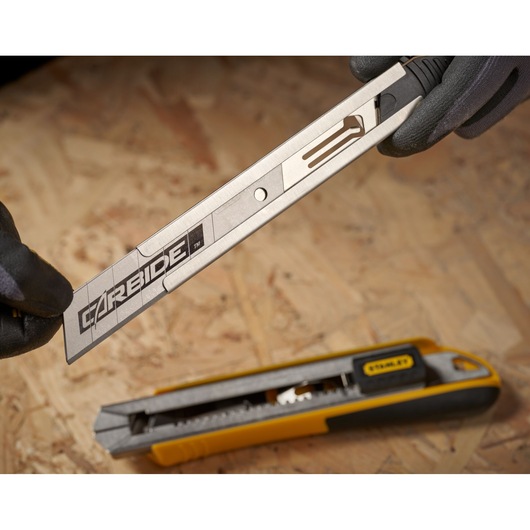 STANLEY STHT3-11825 stanleymes met blootliggende carbide mes op houten oppervlak, close-up.