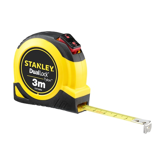 STANLEY STHT36802-0 gele en zwarte rolmaat, DualLock Tylon, 3m, zijaanzicht op witte achtergrond.