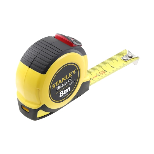 STANLEY STHT36804-0 rolmaat, geel en zwart, 8m dual lock, onder een hoek op witte achtergrond.