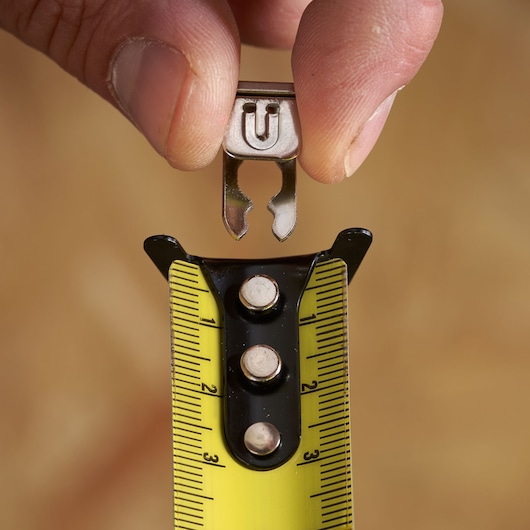 STANLEY STHT37232 rolmaat close-up met gele band en accessoire vastgehouden door hand.
