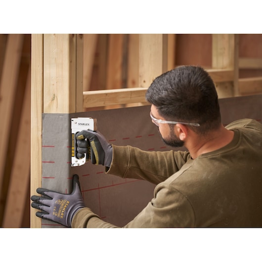 Stanley STHT6-70410 zware nietmachine gebruikt voor bevestigen van materiaal aan houten frame, bouwomgeving.