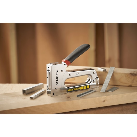 STANLEY STHT6-70410 Multi-Tacker nietmachine met zwart handvat, getoond met nietjes op houten oppervlak.