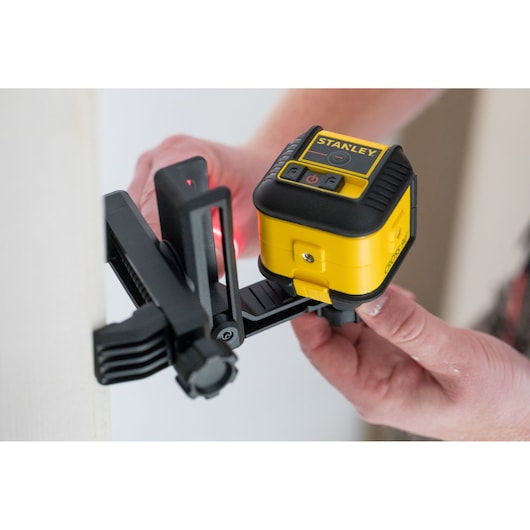 STANLEY STHT77502-1 geel-zwarte laserwaterpas op verstelbare beugel, in gebruik.