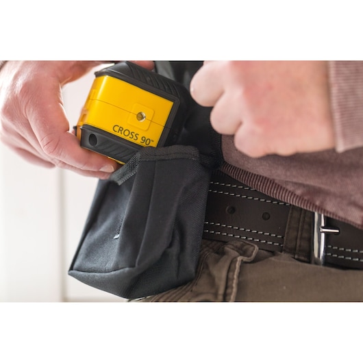 STANLEY STHT77502-1 gele kruislijnlasertool bij zwarte gereedschapstas aan riem.