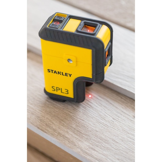 STANLEY STHT77503-1 SPL3 laserwaterpas, geel en zwart, projecteert rode laserpunt, close-up.