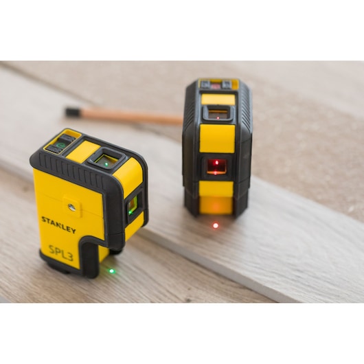 Foto van gele STANLEY STHT77503-1 SPL3 laserlevels op houten oppervlak, productcategorie Fotografie.