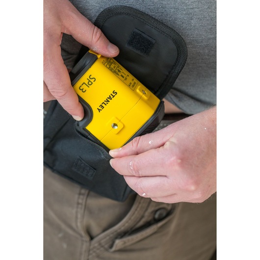 Foto van STANLEY STHT77503-1 gele laserwaterpas in zwarte pouch, close-up.