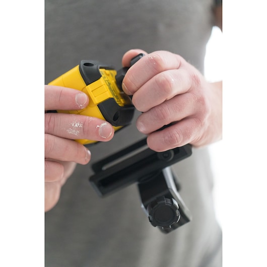 STANLEY STHT77503-1 laserwaterpas met de hand vastgehouden en aangepast, close-up fotografie, geel-zwart ontwerp.