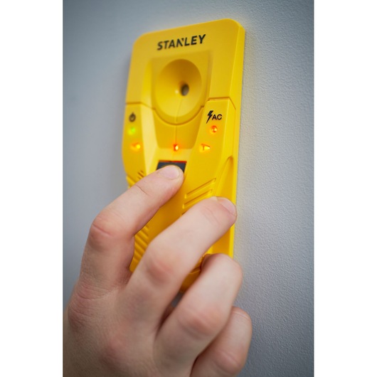 STANLEY STHT77587-0 gele balkzoeker, frontaal gebruikt tegen een muur met brandende LED-indicatoren
