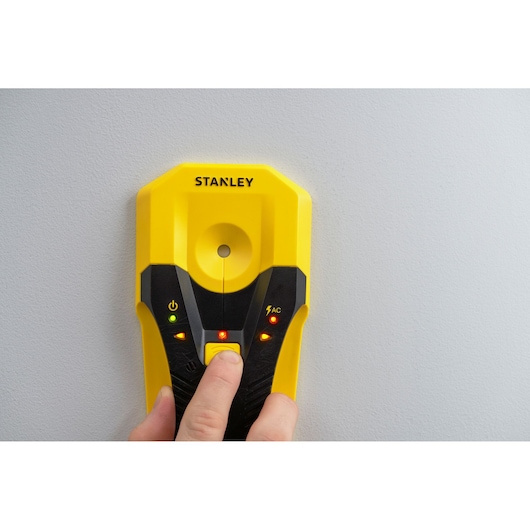 STANLEY STHT77588-0 gele balkzoeker tegen muur, verlichte LEDs, close-up voorkant.