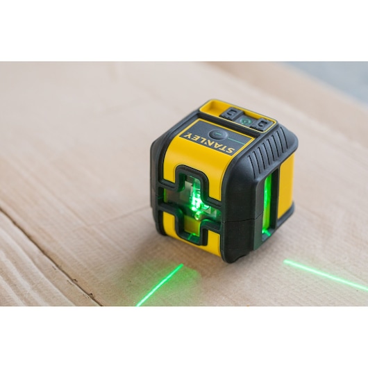 STANLEY STHT77592-1 laserwaterpas met groene bundels, compact geel-zwart ontwerp, schuine kijkhoek.