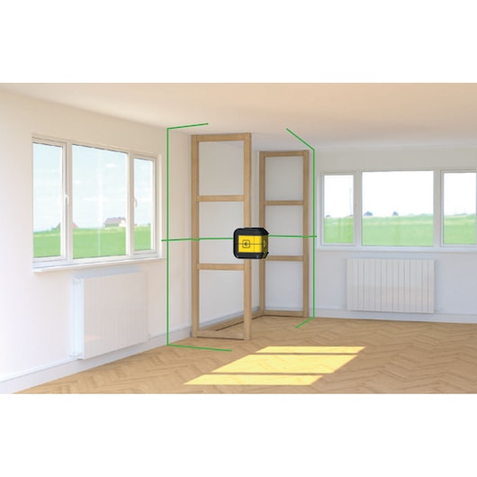 STANLEY STHT77592-1 laserwaterpas projecteert groene lijnen in een kamer, gemonteerd op houten frame.