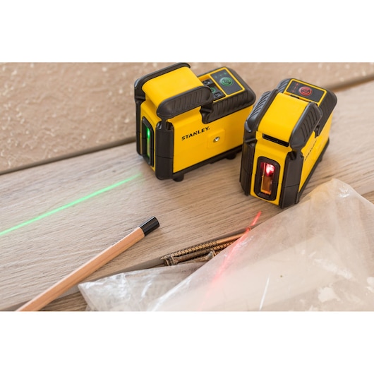STANLEY STHT77594-1 laserwaterpas apparaten op houten oppervlak, groene en rode lijnen, close-up foto.