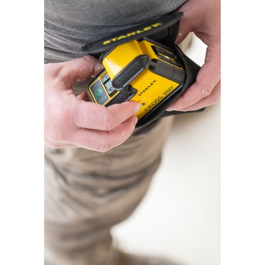 STANLEY STHT77594-1 gele Cross 360 laserwaterpas in hand met beschermhoes.