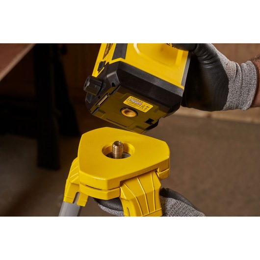 STANLEY STHT77616-0 photographie d'un niveau laser jaune monté sur une base de trépied.