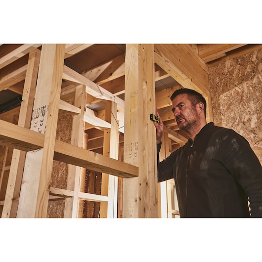 STANLEY STHT77666-0 télémètre laser utilisé lors de la construction de murs.