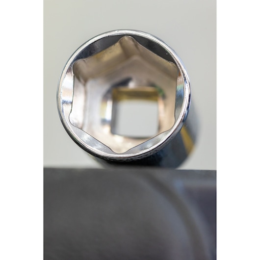 STANLEY STMT82666-0 chromen dopsleutel close-up, zeskantige opening, bovenaanzicht, witte achtergrond.