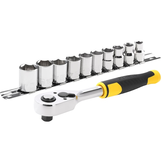 STANLEY STMT82670-0 ratel en dopsleutelset met zwart-gele handgreep, chromen doppen, witte achtergrond.