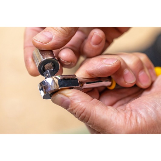 STANLEY STMT82670-0 ratelsleutel met dop, close-up hand montage, fotografie.