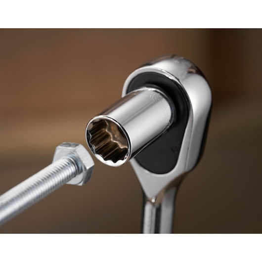 STANLEY STMT82671-0 dopsleutel close-up met chromen dop op een metalen bout.