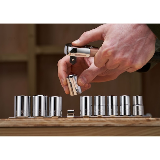 STANLEY STMT82671-0 dopsleutelset, foto van hand die een chromen dop op een ratel plaatst.