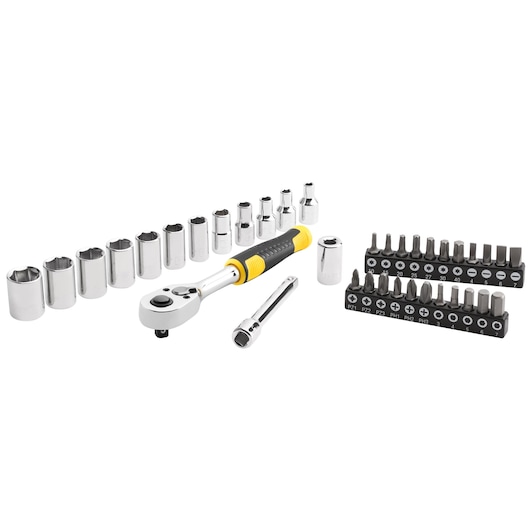 STANLEY STMT82672-0 dopsleutel- en bitset met ratelgreep, chromen doppen, bits en verlengstuk op witte achtergrond.