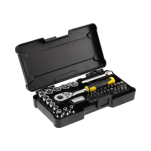 STANLEY STMT82672-0 dopsleutel- en bitset met ratel in zwarte koffer, schuine weergave op witte achtergrond.