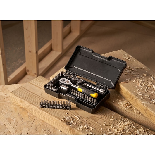 STANLEY STMT82672-0 compacte ratel- en dopsleutelset met accessoires, 37-delig, in open koffer op werkbank.