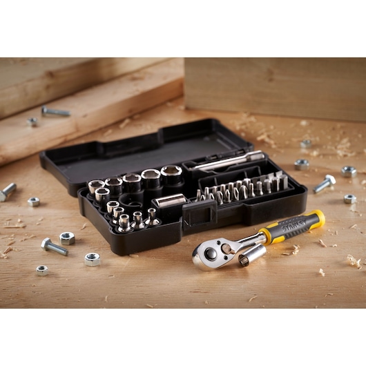 STANLEY STMT82672-0 dopsleutel- en ratelset in zwarte koffer met geel handvatratel op houten oppervlak.
