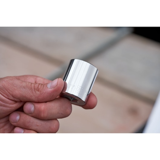 Foto van STANLEY STMT82672-0 chromen dopsleutel uit ratelset, vastgehouden in de hand.