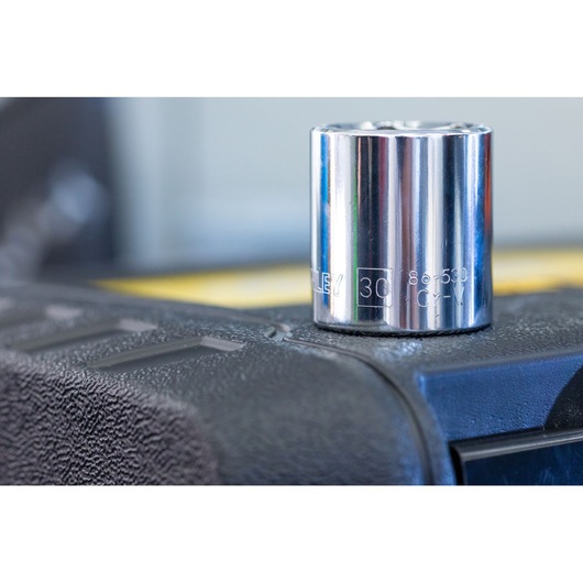 STANLEY STMT82828-1 chromen dop, close-up, op een zwarte, structuur oppervlak geplaatst.