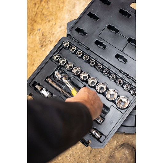 STANLEY STMT82830-1 doppenset met ratel, doppen en accessoires in zwarte koffer, hand pakt gereedschap.