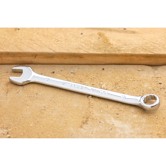Clé mixte STANLEY STMT82842-0 sur surface en bois, avec embouts ouvert et œil, finition chromée.